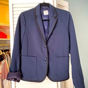 A woman’s size 6 fitted blazer with two fabric and trim.
